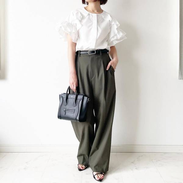 シンプル & フェミニンさが可愛い【旬オフィスコーデ】