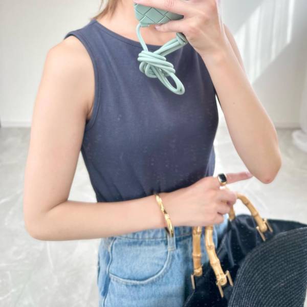 ＜コレ本当使える！！＞【ユニクロ】まさかの1000円「細見えするから好き♡」”リブノースリーブT”