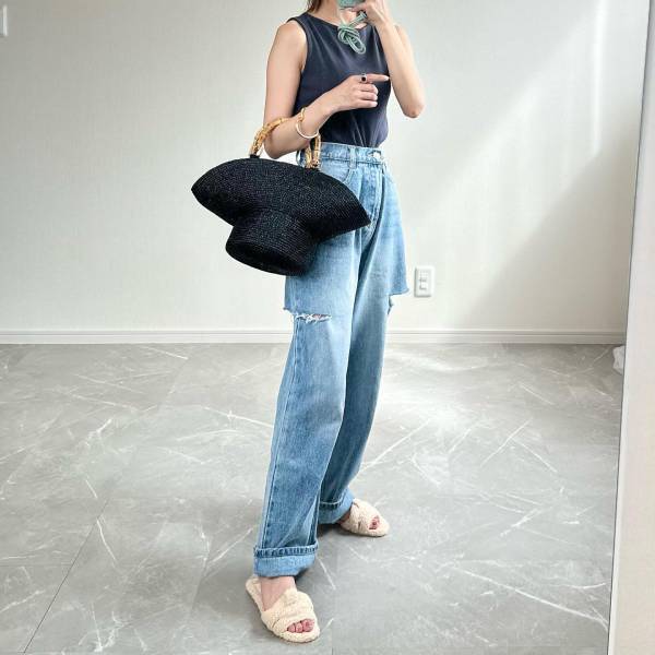 ＜コレ本当使える！！＞【ユニクロ】まさかの1000円「細見えするから好き♡」”リブノースリーブT”