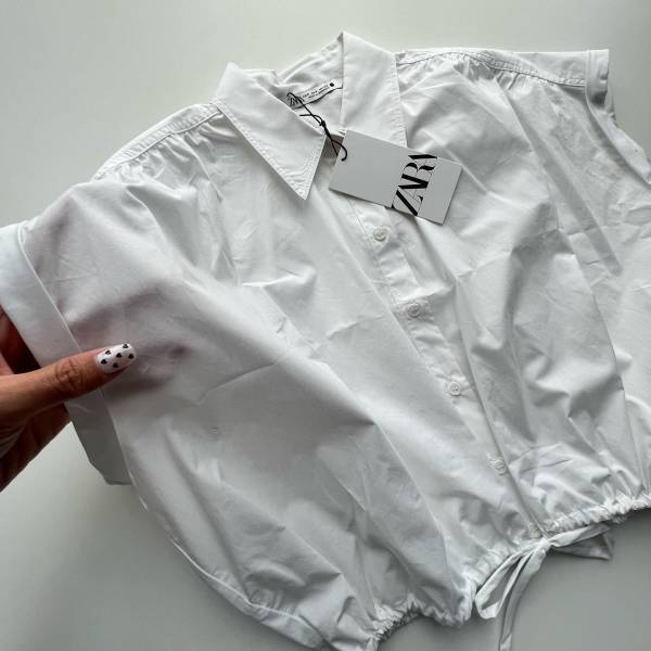 「二の腕もしっかりカバー」できて嬉しいっ！「体型も拾わない」【ZARA】の「一目惚れ」する”夏トップス”まとめ