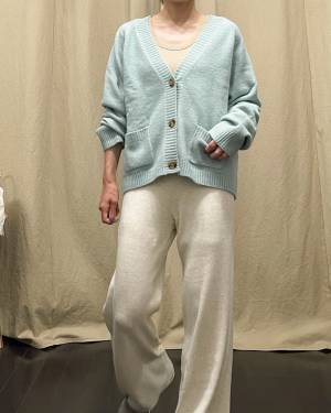 今年は新色きた！何色買おう？【ユニクロ】＜ほんと頼りになる！＞”淡色スフレヤーンカーディガン”は見逃せない