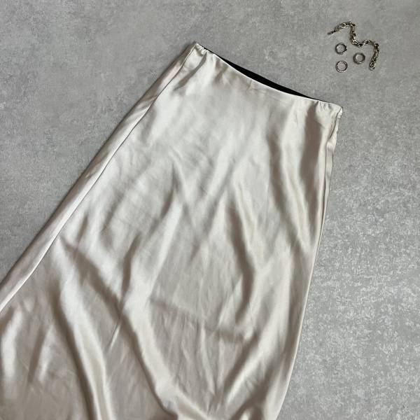 めちゃめちゃ「高見え」スゴッ！絶対買い！【GU】＜人気サテンロングスカート＞のワントーンコーデ特集