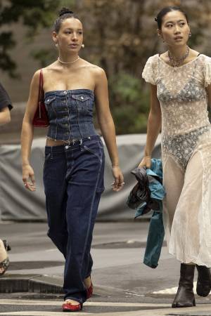 ヘルシーに肌見せできる「ベアトップ」で残暑を乗り切る！【ストリートスナップ】