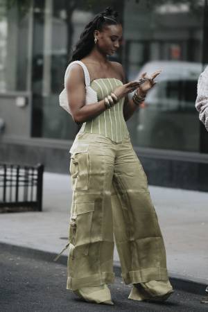 ヘルシーに肌見せできる「ベアトップ」で残暑を乗り切る！【ストリートスナップ】