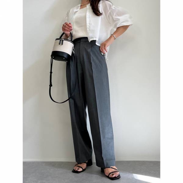 まさかの《4色買い》！「脚長効果」スゴすぎる…！！【ユニクロ】「秋口」にも◎“ワイドパンツ×シャツコーデ”特集