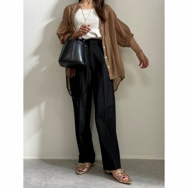 まさかの《4色買い》！「脚長効果」スゴすぎる…！！【ユニクロ】「秋口」にも◎“ワイドパンツ×シャツコーデ”特集