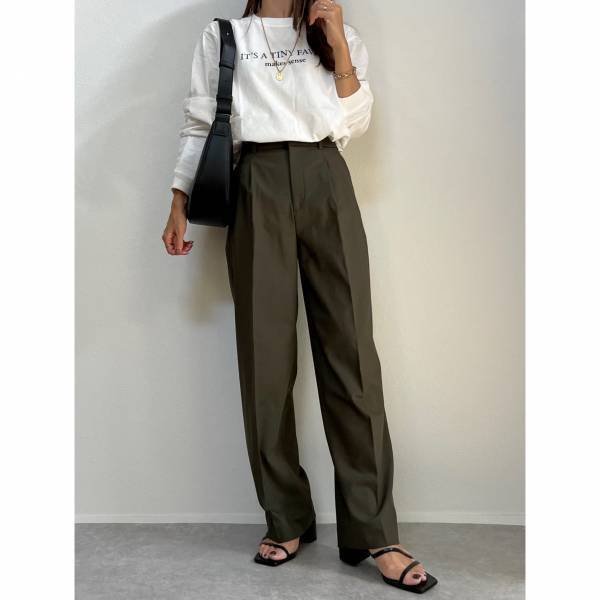 まさかの「即完売」！「フォルム」が天才級に可愛い♡【ユニクロ】「高見えで使いやすい」“レザーバッグ”コーデ特集