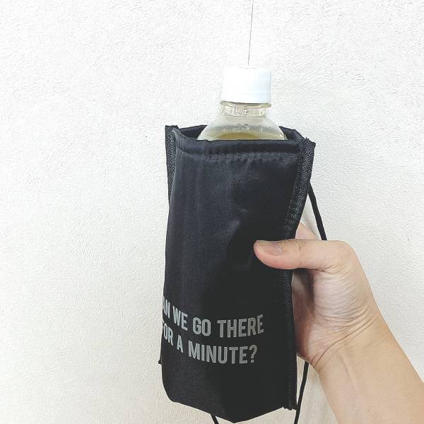 《暑い夏の救世主》コレで100円！？「保冷も保温もできる！」【セリア】超優秀“サコッシュ”でお悩み解決！