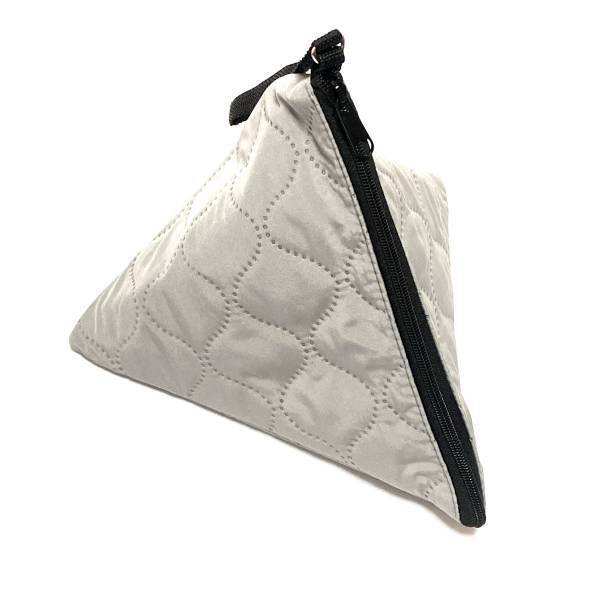 「バズって売り切れ続出」コレで『100円』はスゴッッ！！【セリア】待望の新色！“三角ポーチ”レビュー