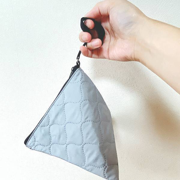 「バズって売り切れ続出」コレで『100円』はスゴッッ！！【セリア】待望の新色！“三角ポーチ”レビュー