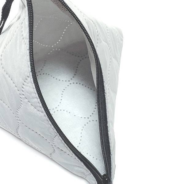 「バズって売り切れ続出」コレで『100円』はスゴッッ！！【セリア】待望の新色！“三角ポーチ”レビュー