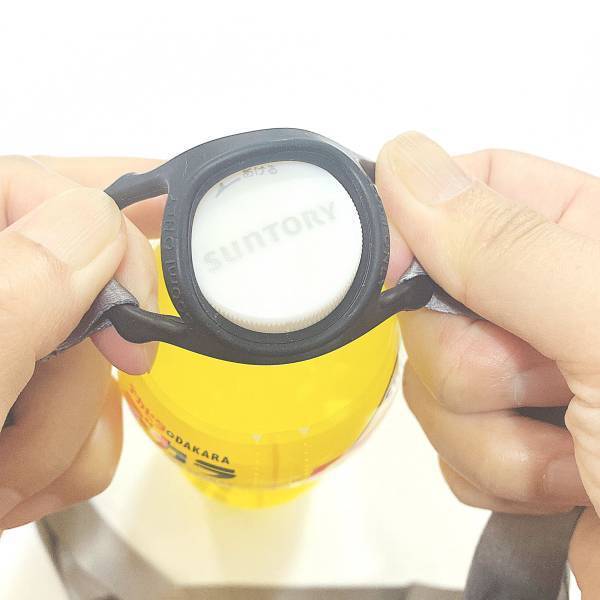 「入手困難！？」「3軒目にしてようやく発見」【キャンドゥ】「バズり中」の”ペットボトルホルダー”がとにかく便利