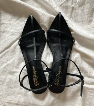 探し続けて「やっと出会えた一足」…！【SHEIN】「デザインお値段ともに大満足」”ストラップサンダル”に感動！