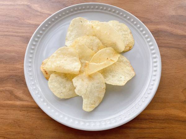 「食べ始めると止まらない」「気づいたら完食」【ローソン】甘じょっぱい”新作ポテトチップス”がウマすぎる…！