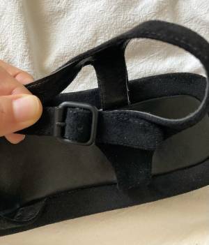 デザインに「一目惚れ♡」韓国セレクトショップ【Samoyed】の毎年履きたくなる“スエードサンダル”