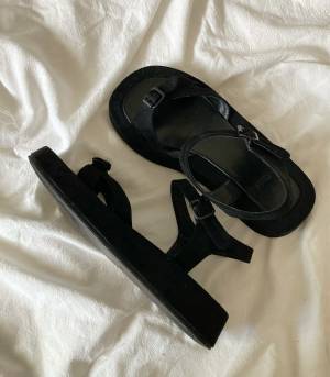 デザインに「一目惚れ♡」韓国セレクトショップ【Samoyed】の毎年履きたくなる“スエードサンダル”