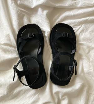 デザインに「一目惚れ♡」韓国セレクトショップ【Samoyed】の毎年履きたくなる“スエードサンダル”