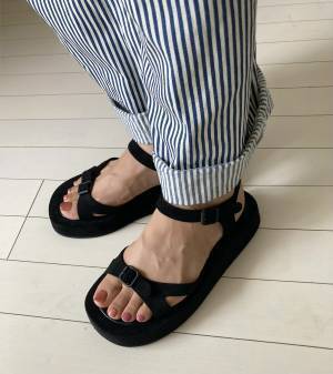 デザインに「一目惚れ♡」韓国セレクトショップ【Samoyed】の毎年履きたくなる“スエードサンダル”