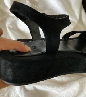 デザインに「一目惚れ♡」韓国セレクトショップ【Samoyed】の毎年履きたくなる“スエードサンダル”