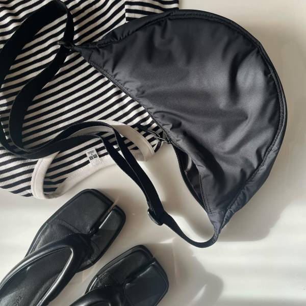 『海外でもバズってる』って！【ユニクロ】見た目以上の収納力！「大人気ショルダーバッグ」