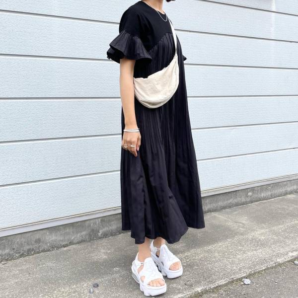 『海外でもバズってる』って！【ユニクロ】見た目以上の収納力！「大人気ショルダーバッグ」