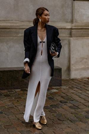 「快適なのに女っぽ」がキーワード。昼も夜もOKなフラットサンダルでつくるレディなサマースタイル