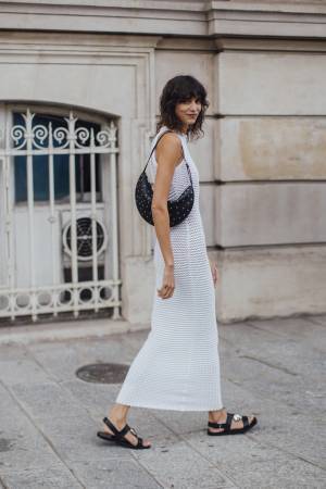 「快適なのに女っぽ」がキーワード。昼も夜もOKなフラットサンダルでつくるレディなサマースタイル