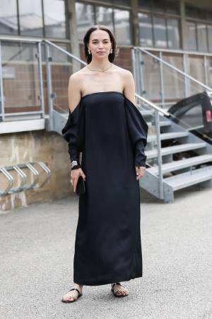 「快適なのに女っぽ」がキーワード。昼も夜もOKなフラットサンダルでつくるレディなサマースタイル