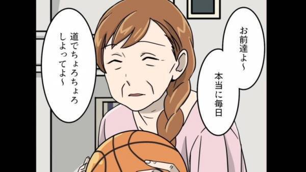 家の前で『ボール遊び』をする少年…「ガシャーン！」ついに我が家に傷！？注意する気のない親に、おばあさんが”予想外の”激怒！