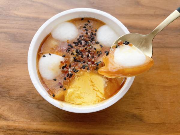 《超絶品》「すごい！」「もちもち食感」たまらぁん…♡【セブンイレブン】「ストック必須」“やわもちアイス大学いも味”