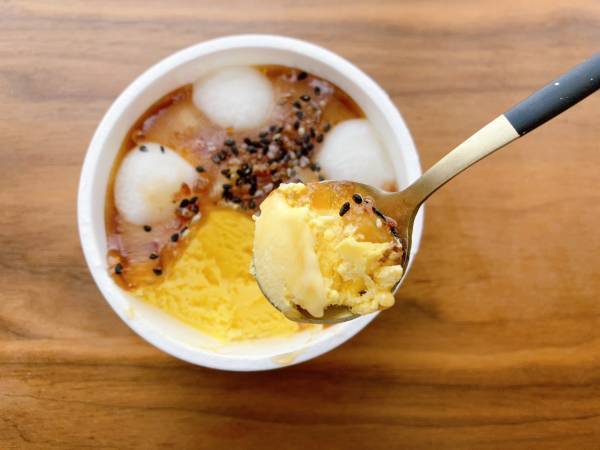 《超絶品》「すごい！」「もちもち食感」たまらぁん…♡【セブンイレブン】「ストック必須」“やわもちアイス大学いも味”