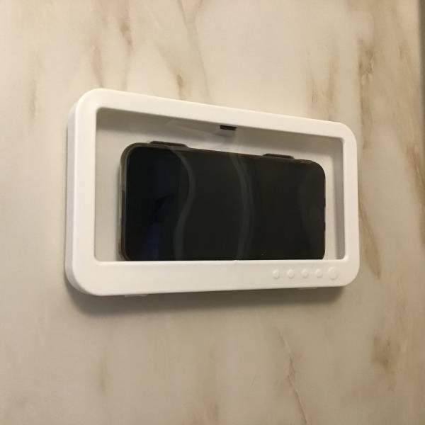 220円でお悩み解決！？壁に貼り付く！【ダイソー】の「お風呂特化」の“防滴スマホホルダー”が気になる