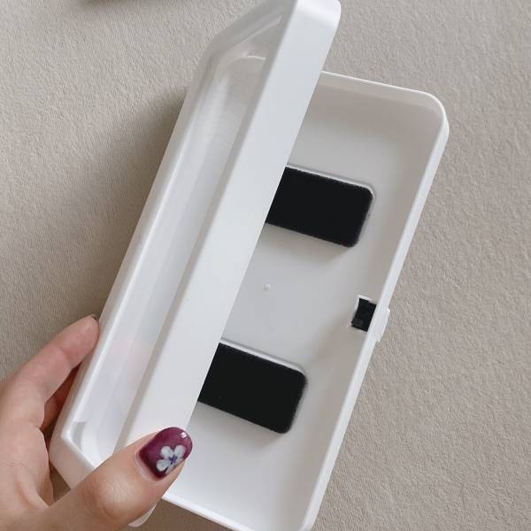 220円でお悩み解決！？壁に貼り付く！【ダイソー】の「お風呂特化」の“防滴スマホホルダー”が気になる