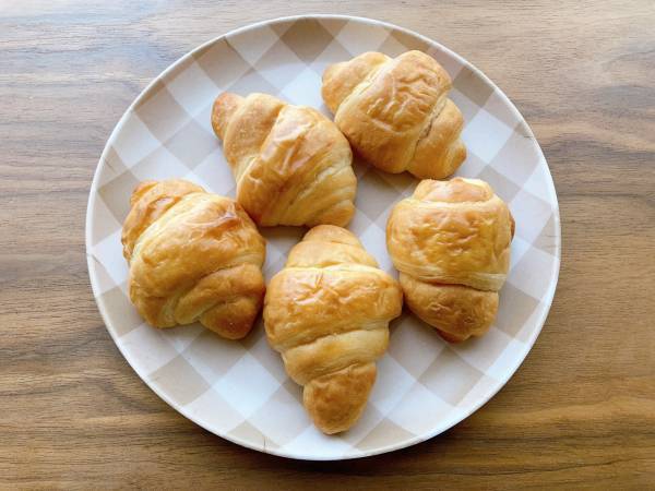 ＜まるで焼きたて＞「優しい甘さ」で幸せ～～ッ♡♡【セブンイレブン】「サクサク食感」たまらん！“ミニクロワッサン”まとめ