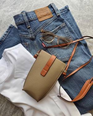 ダサ見えしない！コーデのアクセントになる【おしゃれスマホショルダー】って？