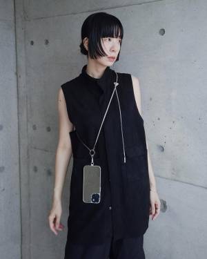 ダサ見えしない！コーデのアクセントになる【おしゃれスマホショルダー】って？