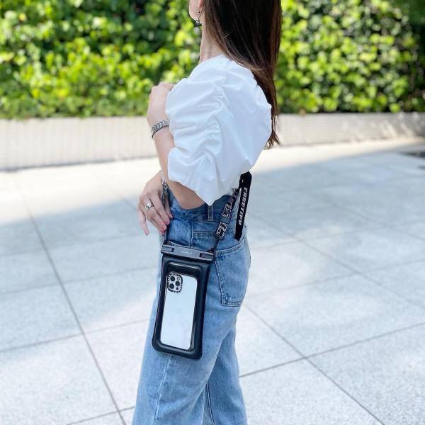 ダサ見えしない！コーデのアクセントになる【おしゃれスマホショルダー】って？