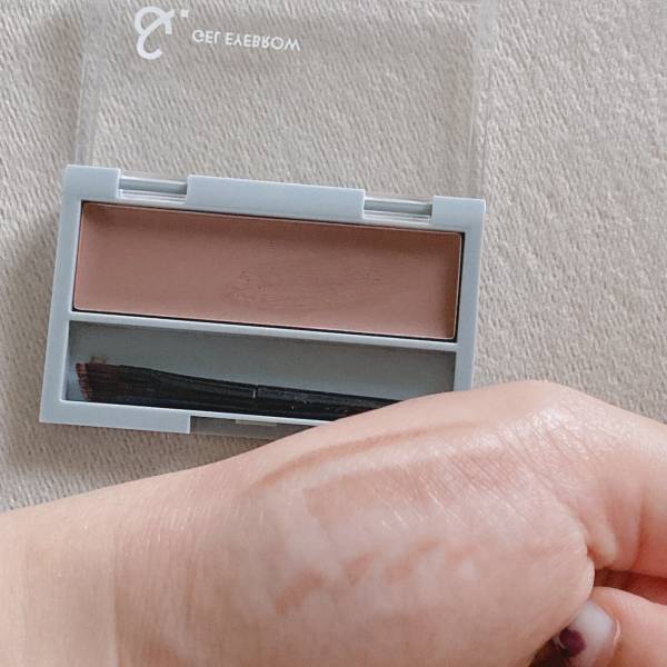 「スキンケア発想」のコスメが、110円で！？【 ダイソー】「お肌に優しい」“ジェルアイブロウパレット”を紹介