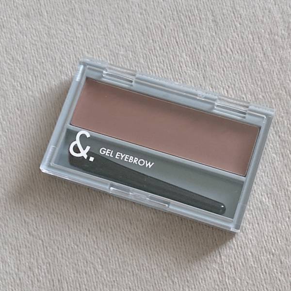 「スキンケア発想」のコスメが、110円で！？【 ダイソー】「お肌に優しい」“ジェルアイブロウパレット”を紹介