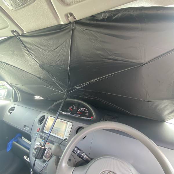 「え！？めちゃくちゃ便利じゃない？」簡単に日差し「カット」！！【ダイソー】インスタで話題沸騰中！“折りたたみサンシェード”