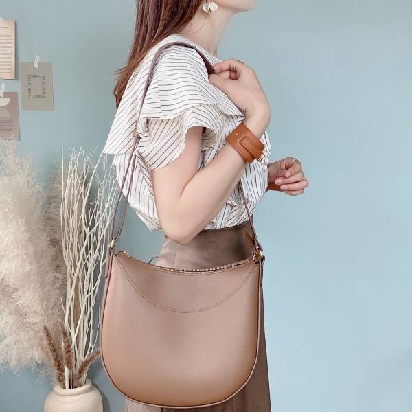 ＜待望の再販＞買いに走って「すぐ完売」！！【ユニクロ】『春夏秋冬』使える“高見えバッグ”コーデ集