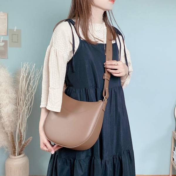 ＜待望の再販＞買いに走って「すぐ完売」！！【ユニクロ】『春夏秋冬』使える“高見えバッグ”コーデ集