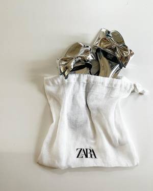 「あっとゆーまに完売」！？「買って間違いないやつ」【ZARA】の本当に可愛い“リボンミュール”