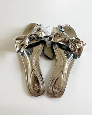 「あっとゆーまに完売」！？「買って間違いないやつ」【ZARA】の本当に可愛い“リボンミュール”