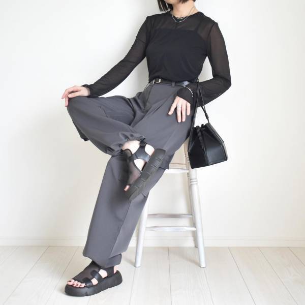 きゅ、990円ってマジ！？ 【ユニクロ】秋物合わせもハマる♡ 「黒シアートップス」