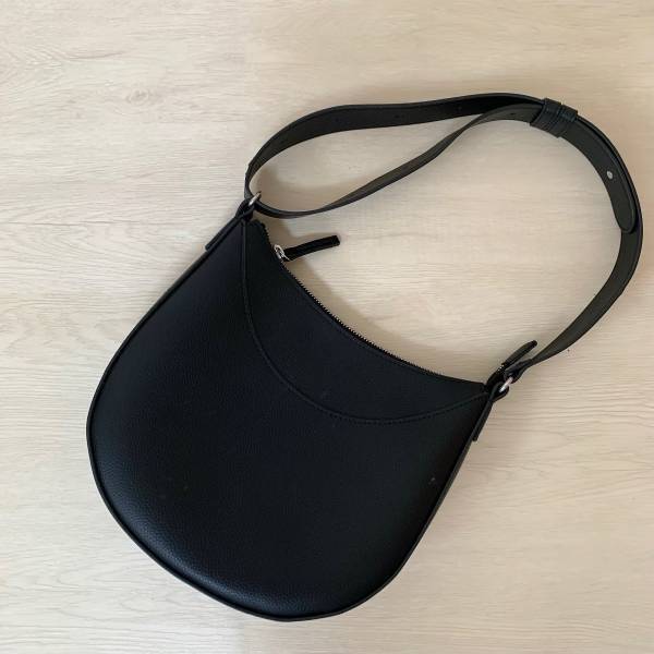 「再販」待ってた「人気商品」♡【ユニクロ】”レザータッチワンハンドルバッグ”は持っていて「損はない」！！