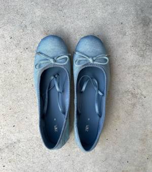 「かわいすぎて」悶絶…！「高級感あってズキュン」【ZARA】年中使える”ストラップ付シューズ”3選