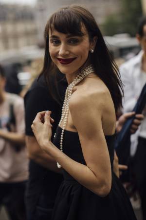 端境期のお洒落には「パール」が効く！ 季節をまたぐコーデ術【ストリートスナップ】