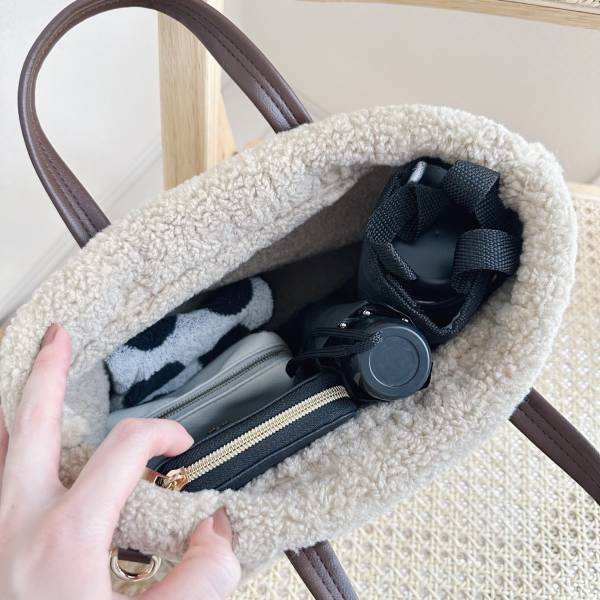 ＜なんと4色展開＞しかも、2WAYなの！？【しまむら】talbyyumiの”もこもこバッグ”が万能すぎる！