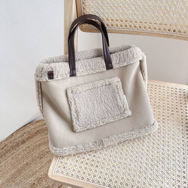 ＜なんと4色展開＞しかも、2WAYなの！？【しまむら】talbyyumiの”もこもこバッグ”が万能すぎる！